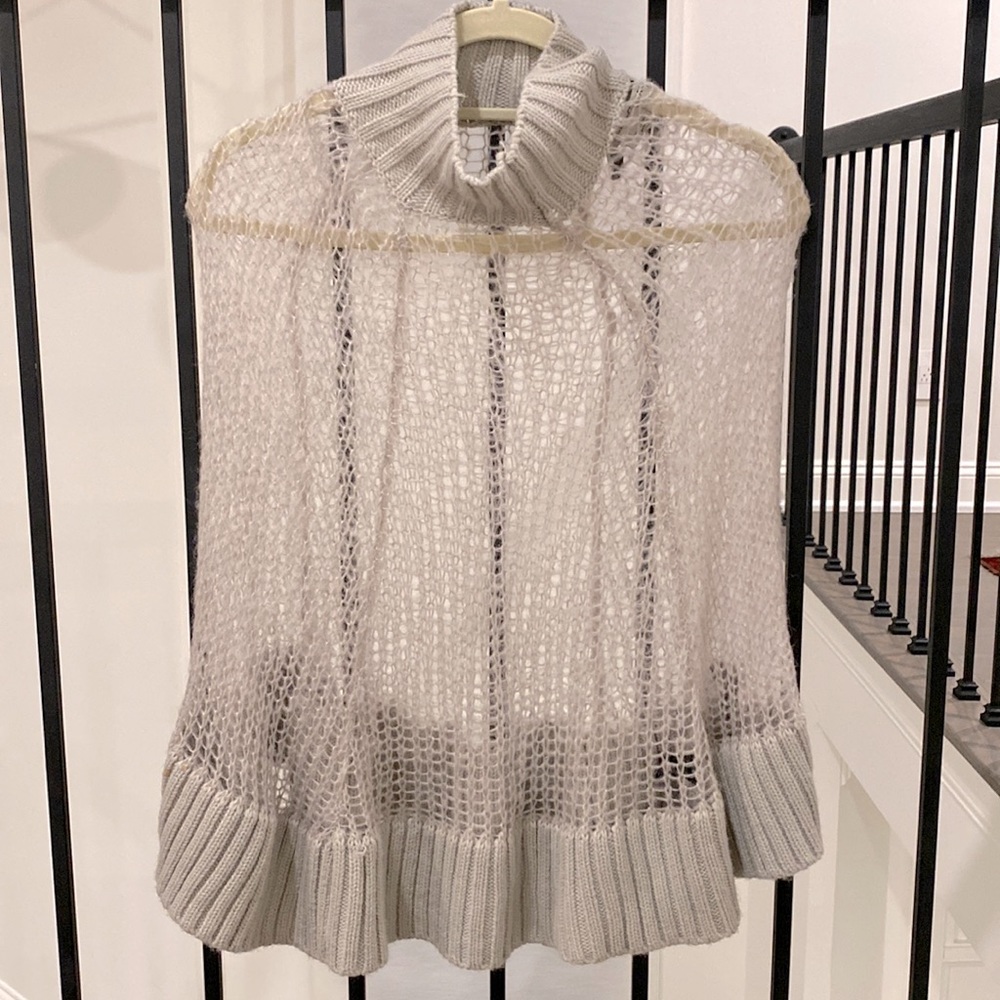 Chic, light dusky-purple crocheted translucent poncho